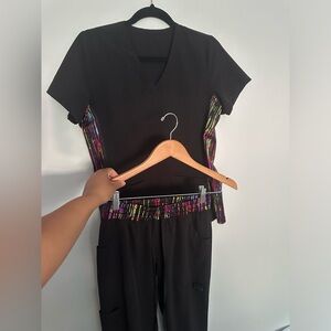 BLACK MULTICOLORED SCRUB SET